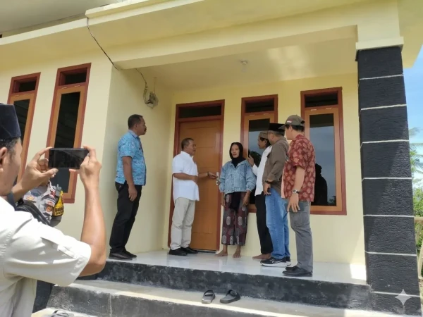 Wabup Halteng Serahkan Kunci RLH dan Insentif Sosial di Weda Tengah