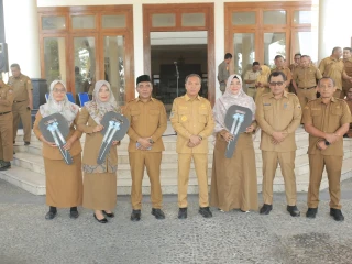 Bupati Halteng Serahkan 3 Ambulans Baru: Perkuat Layanan Kesehatan di Tengah Stabilitas Ekonomi