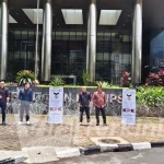 MAKI kirimkan lima banner piagam penghargaan kepada KPK atas pemecahan rekor pengalihan penahanan orang istimewa. (Foto: ist).