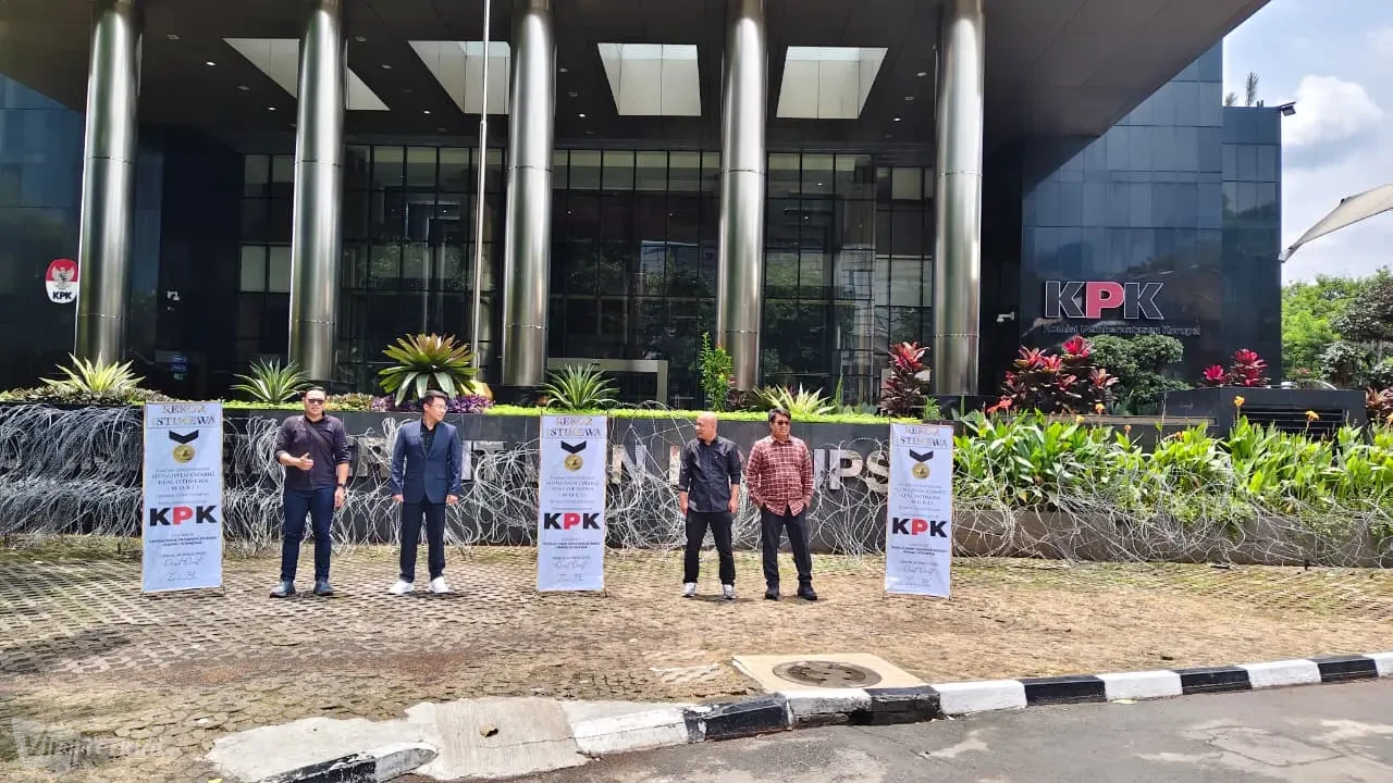 MAKI kirimkan lima banner piagam penghargaan kepada KPK atas pemecahan rekor pengalihan penahanan orang istimewa. (Foto: ist).