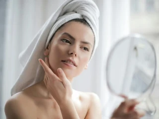 6 Urutan Skincare Pagi untuk Usia 40 Tahun ke Atas