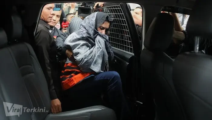 ditahan-kpk-bupati-pekalongan-tutupi-wajah-1772603089590_169