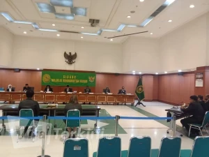 foto-sidang-mkh-terhadap-2-oknum-hakim-yang-selingkuh-hMUSR