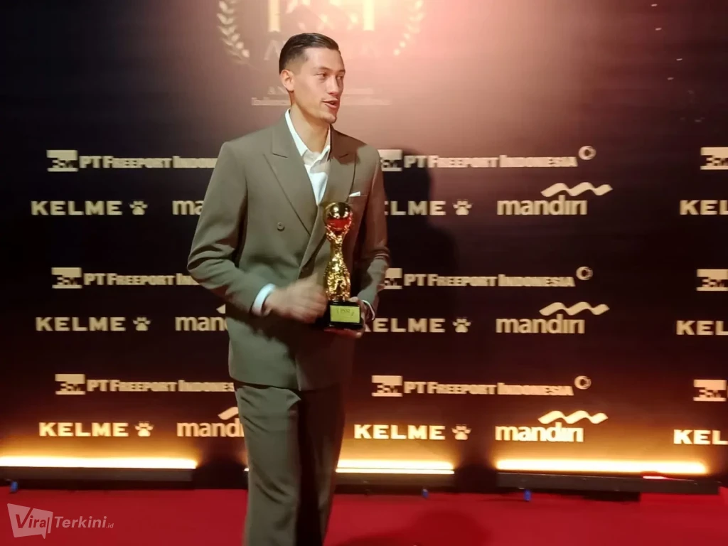 Bek timnas Indonesia, Jay Idzes, sukses meraih penghargaan bergengsi sebagai Men’s Player of The Year dalam ajang PSSI Awards 2026 yang digelar di Studio 6 Emtek, Jakarta, Sabtu (28/3/2026). (Foto: AGF).
