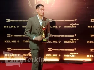 Bek timnas Indonesia, Jay Idzes, sukses meraih penghargaan bergengsi sebagai Men’s Player of The Year dalam ajang PSSI Awards 2026 yang digelar di Studio 6 Emtek, Jakarta, Sabtu (28/3/2026). (Foto: AGF).