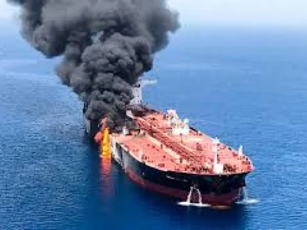 Kapal Tanker Tenggelam Ditembak saat Coba Lintasi Selat Hormuz, Ketegangan Iran-AS-Israel Memuncak