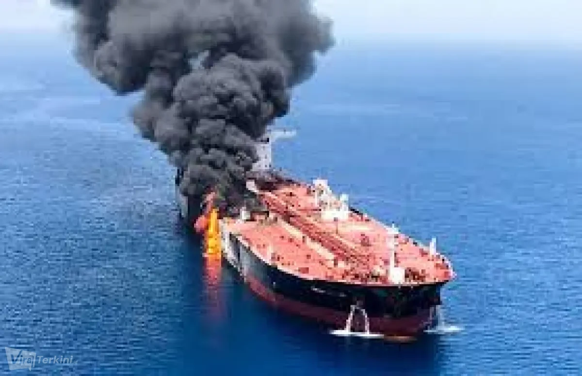iran-menutup-selat-hormuz-3-kapal-tanker-inggris--as-diserang-saat-coba-melintas-vyb