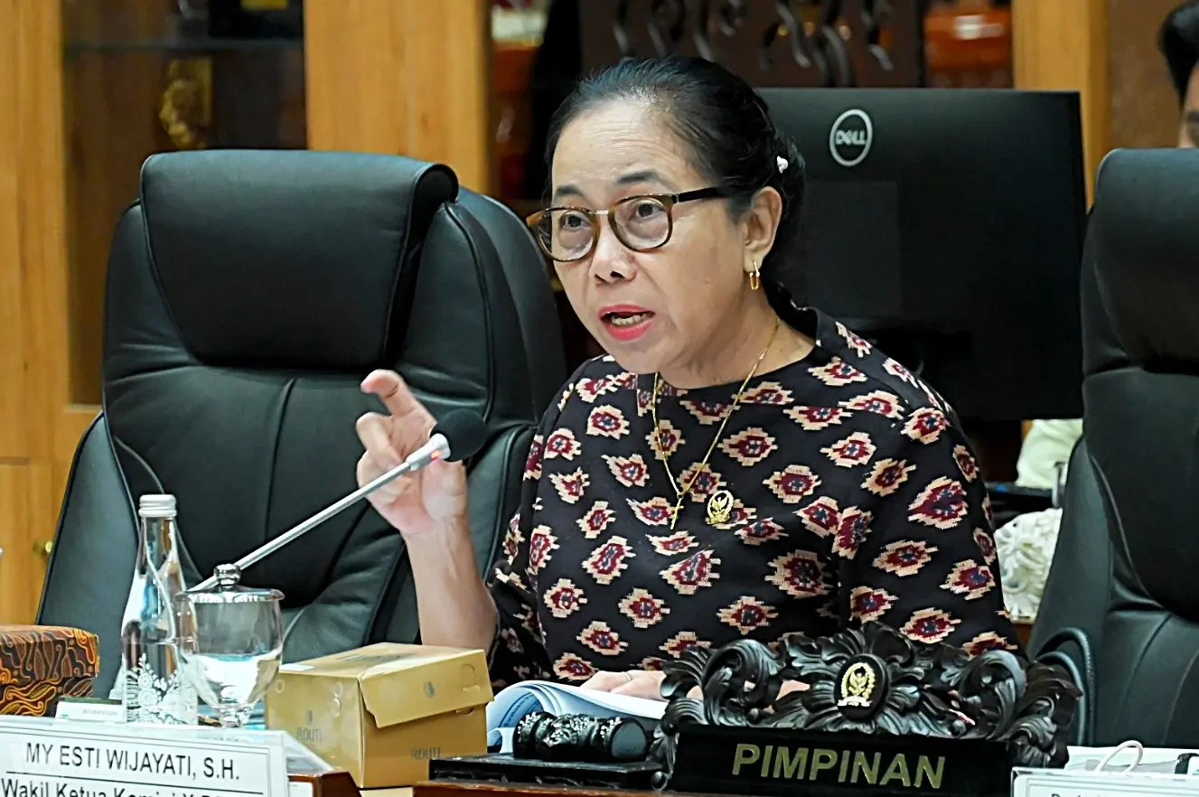 Wakil Ketua Komisi X DPR RI Maria Yohana (MY) Esti Wijayati menyatakan penolakan terhadap wacana pemerintah yang akan kembali menerapkan sistem pembelajaran daring bagi siswa sekolah mulai April 2026. (Foto: ist).