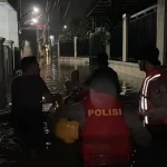 polisi-evakuasi-warga-kebanjiran-di-ciracas-dokpolri-1774167604517_169