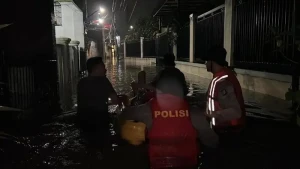 polisi-evakuasi-warga-kebanjiran-di-ciracas-dokpolri-1774167604517_169