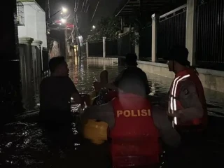 Banjir Ciracas Mendadak Naik, Samapta Turun Evakuasi Warga