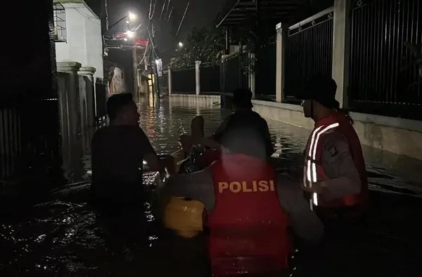 Banjir Ciracas Mendadak Naik, Samapta Turun Evakuasi Warga