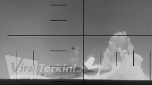 tangkapan-layar-dari-video-yang-dirilis-as-menunjukkan-momen-serangan-torpedo-menghantam-kapal-perang-iran-di-samudra-hindia-1772689623266_169