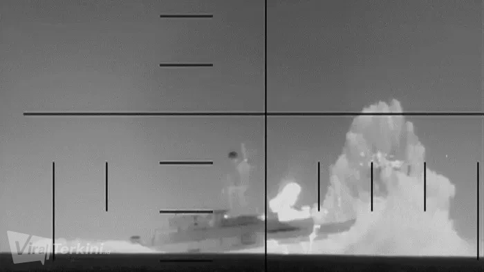 tangkapan-layar-dari-video-yang-dirilis-as-menunjukkan-momen-serangan-torpedo-menghantam-kapal-perang-iran-di-samudra-hindia-1772689623266_169