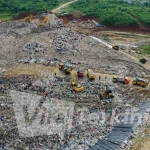 truk-yang-mengangkut-sampah-dari-wilayah-bandung-raya-mengan-ya17