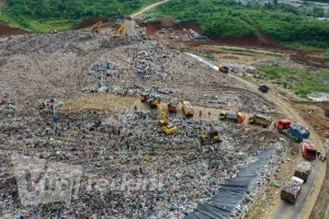 truk-yang-mengangkut-sampah-dari-wilayah-bandung-raya-mengan-ya17