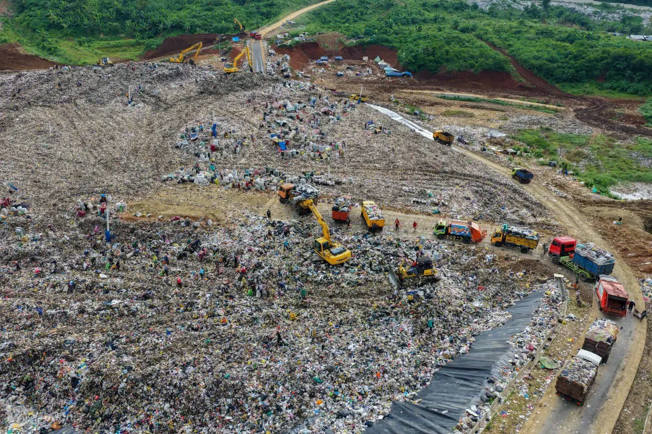 truk-yang-mengangkut-sampah-dari-wilayah-bandung-raya-mengan-ya17