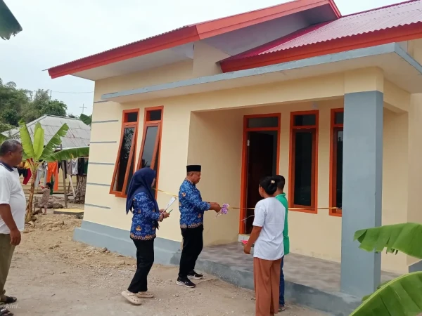 Kejar Target Pengentasan Kemiskinan, DPMD Halteng Serahkan Rumah Layak Huni di Desa Sosowomo dan Goeng