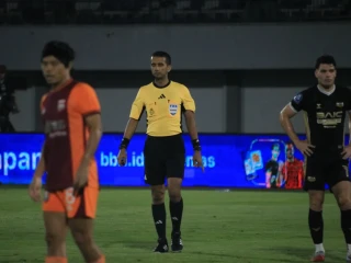 Wasit Thoriq Alkatiri Dipukul Suporter Usai Laga Malut United vs PSM