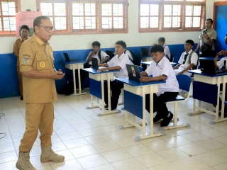 ​Pasca-Konflik, Bupati Halteng Sambangi Sekolah: Pendidikan Tak Boleh Terhenti
