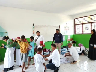 Kadis Pendidikan Halteng Salurkan Bantuan Seragam Gratis untuk Siswa Terdampak di Sibenpopo