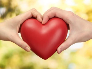 Kenapa Hati Jadi Simbol Cinta? Sejarah Simbol ❤ dari Masa ke Masa!