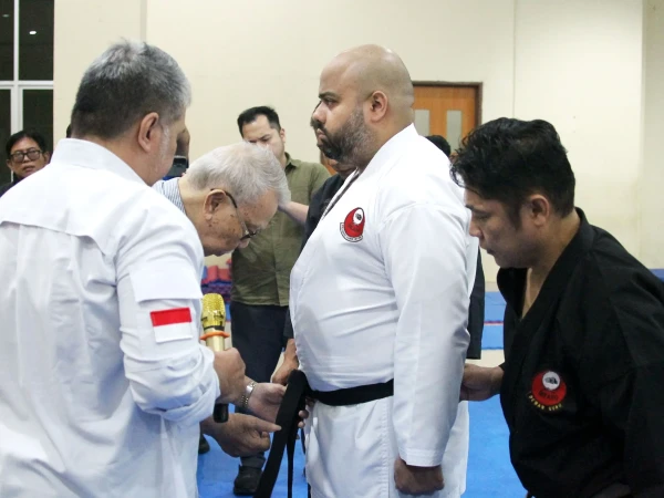 Momen Inkado Gelar Latihan Bersama dan Penyematan Sabuk Hitam Kehormatan