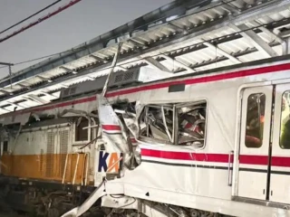 Dua Kereta Bertabrakan di Stasiun Bekasi Timur, Evakuasi Masih Berlangsung