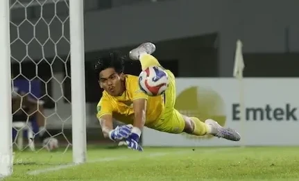 Petra menyelamatkan gawangnya dalam laga kontra Sumsel United di Stadion Gelora Sriwijaya, Palembang, Sabtu (184). Foto Persikad