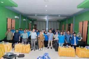 Ketua KNPI Haltim Terpilih Edi Septiagus Rajab, Sekretaris Daerah Haltim Ricky Chairul Richfat, dan Sekretaris Umum KNPI Malut Jufri M. Solaeman berpose dengan peserta Musda setelah aklamasi. Foto: ist