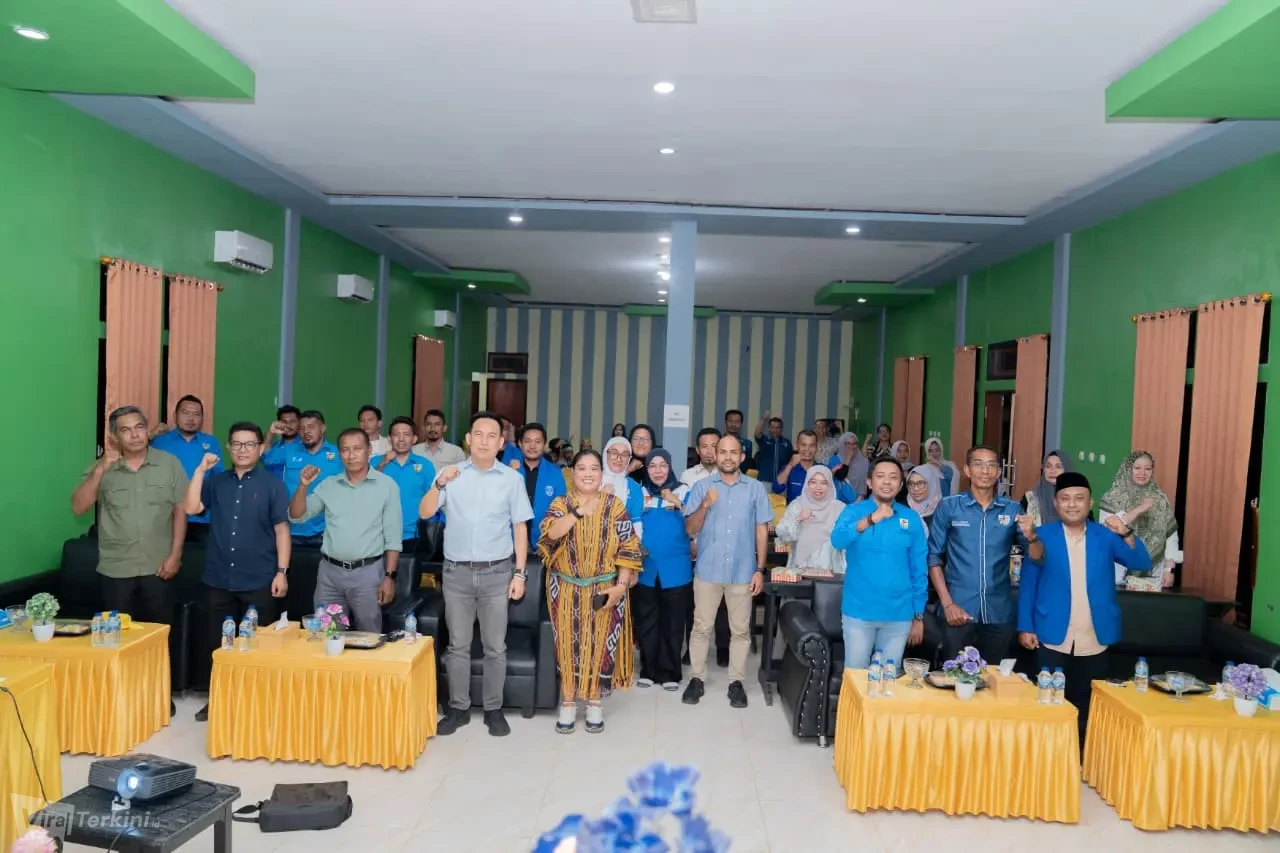 Ketua KNPI Haltim Terpilih Edi Septiagus Rajab, Sekretaris Daerah Haltim Ricky Chairul Richfat, dan Sekretaris Umum KNPI Malut Jufri M. Solaeman berpose dengan peserta Musda setelah aklamasi. Foto: ist