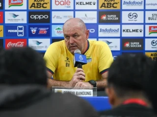 Bojan Hodak Minta Persib Tetap Fokus, Larang Euforia Juara Sebelum Laga Kontra Persijap