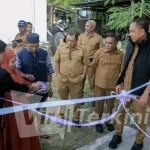 ​Bupati Halmahera Tengah Ikram M. Sangadji didampingi jajaran pimpinan daerah saat meresmikan secara simbolis program bantuan lima unit Rumah Layak Huni (RLH) bagi warga, Weda, Senin (25/5/2026). Foto: ist