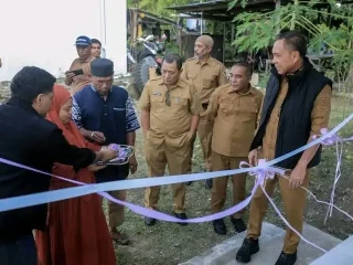 ​Bupati Halmahera Tengah Ikram M. Sangadji didampingi jajaran pimpinan daerah saat meresmikan secara simbolis program bantuan lima unit Rumah Layak Huni (RLH) bagi warga, Weda, Senin (25/5/2026). Foto: ist