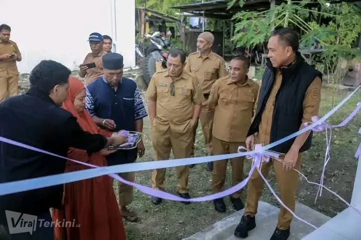 ​Bupati Halmahera Tengah Ikram M. Sangadji didampingi jajaran pimpinan daerah saat meresmikan secara simbolis program bantuan lima unit Rumah Layak Huni (RLH) bagi warga, Weda, Senin (25/5/2026). Foto: ist