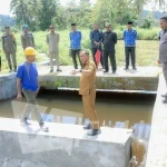 Bupati Halmahera Tengah Ikram Malan Sangaji (berbaju cokelat, tengah) saat meninjau langsung operasional irigasi di Desa Wairoro, Senin (4/5/2026). Kunjungan ini merupakan bagian dari mitigasi cepat dampak El Nino terhadap sektor pertanian di wilayah tersebut. Foto: dok. Diskominfo Halteng