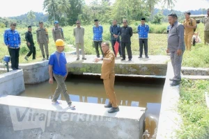 Bupati Halmahera Tengah Ikram Malan Sangaji (berbaju cokelat, tengah) saat meninjau langsung operasional irigasi di Desa Wairoro, Senin (4/5/2026). Kunjungan ini merupakan bagian dari mitigasi cepat dampak El Nino terhadap sektor pertanian di wilayah tersebut. Foto: dok. Diskominfo Halteng