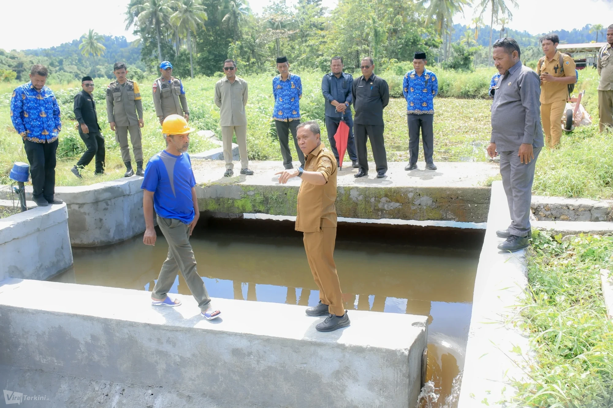 Bupati Halmahera Tengah Ikram Malan Sangaji (berbaju cokelat, tengah) saat meninjau langsung operasional irigasi di Desa Wairoro, Senin (4/5/2026). Kunjungan ini merupakan bagian dari mitigasi cepat dampak El Nino terhadap sektor pertanian di wilayah tersebut. Foto: dok. Diskominfo Halteng