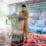 Bupati Halmahera Tengah, Ikram Malan Sangadji, menyampaikan sambutan pada acara peresmian gedung baru Pondok Pesantren Al-Fatah Sunan Ampel di Desa Wairoro Indah, Senin (4/5/2026). Dalam pidatonya, ia menekankan pentingnya sinergi antara pesantren dan pemerintah untuk mencetak generasi muda lokal yang mandiri dan berdaya saing global. (Foto: Dok. Pemda Halteng)