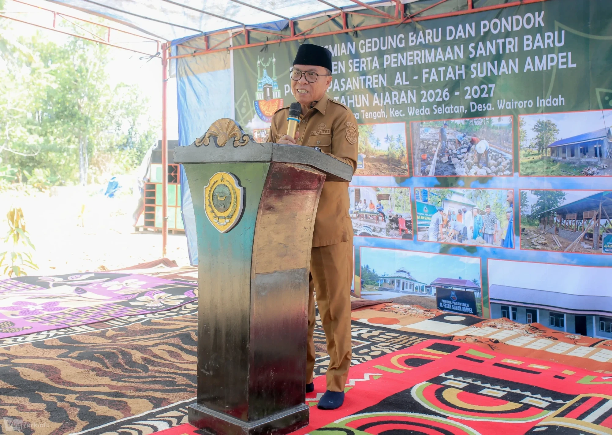 Bupati Halmahera Tengah, Ikram Malan Sangadji, menyampaikan sambutan pada acara peresmian gedung baru Pondok Pesantren Al-Fatah Sunan Ampel di Desa Wairoro Indah, Senin (4/5/2026). Dalam pidatonya, ia menekankan pentingnya sinergi antara pesantren dan pemerintah untuk mencetak generasi muda lokal yang mandiri dan berdaya saing global. (Foto: Dok. Pemda Halteng)