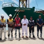 Kepala Wilayah Kerja Pelabuhan Patani, Muhammad Ikhsan, A.Md (rompi merah), berfoto bersama kapten kapal dan petugas pelabuhan di depan kapal logistik Asia Pratama. Foto: ist