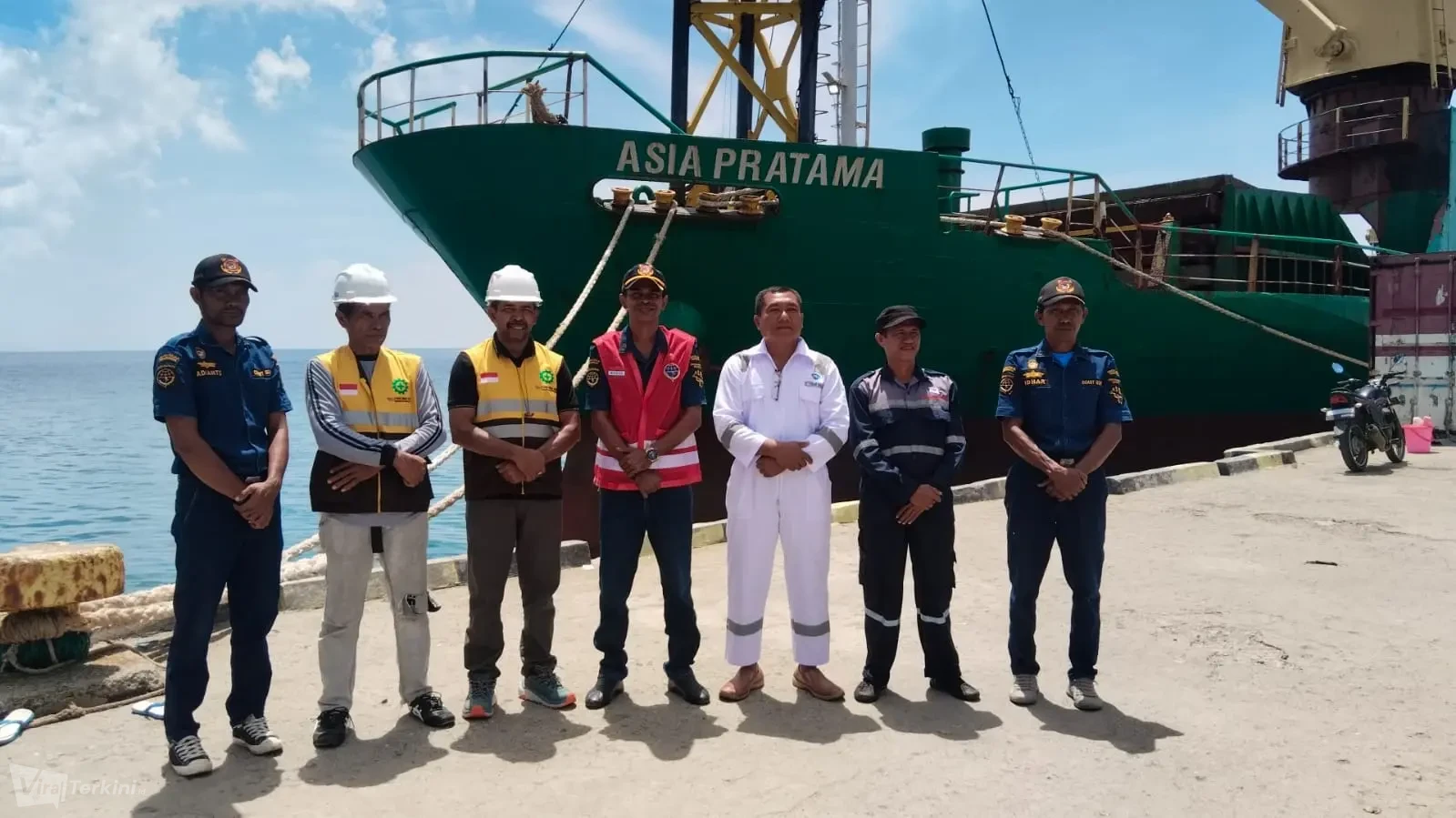 Kepala Wilayah Kerja Pelabuhan Patani, Muhammad Ikhsan, A.Md (rompi merah), berfoto bersama kapten kapal dan petugas pelabuhan di depan kapal logistik Asia Pratama. Foto: ist