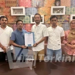 Sekretaris DPD KNPI Maluku Utara, Jufri M. Solaeman (kedua dari kiri, berbaju biru), secara simbolis menyerahkan Surat Keputusan (SK) Mandat kepada Caretaker Ketua DPD KNPI Halmahera Tengah, Hamdan Halil (tengah, berbaju putih), disaksikan oleh jajaran pengurus DPD Provinsi, bertempat di Hotel Batik, Kota Ternate, Selasa (5/5/2026). Foto: ist