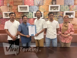 Sekretaris DPD KNPI Maluku Utara, Jufri M. Solaeman (kedua dari kiri, berbaju biru), secara simbolis menyerahkan Surat Keputusan (SK) Mandat kepada Caretaker Ketua DPD KNPI Halmahera Tengah, Hamdan Halil (tengah, berbaju putih), disaksikan oleh jajaran pengurus DPD Provinsi, bertempat di Hotel Batik, Kota Ternate, Selasa (5/5/2026). Foto: ist
