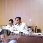 Sekretaris Komisi IV DPRD Malut, dr. Haryadi Ahmad, saat memberikan keterangan terkait kedaulatan Pulau Sain, Piyai, dan Kiyas dalam rapat bersama Biro Pemerintahan, Selasa (5/5/2026). Foto: ist