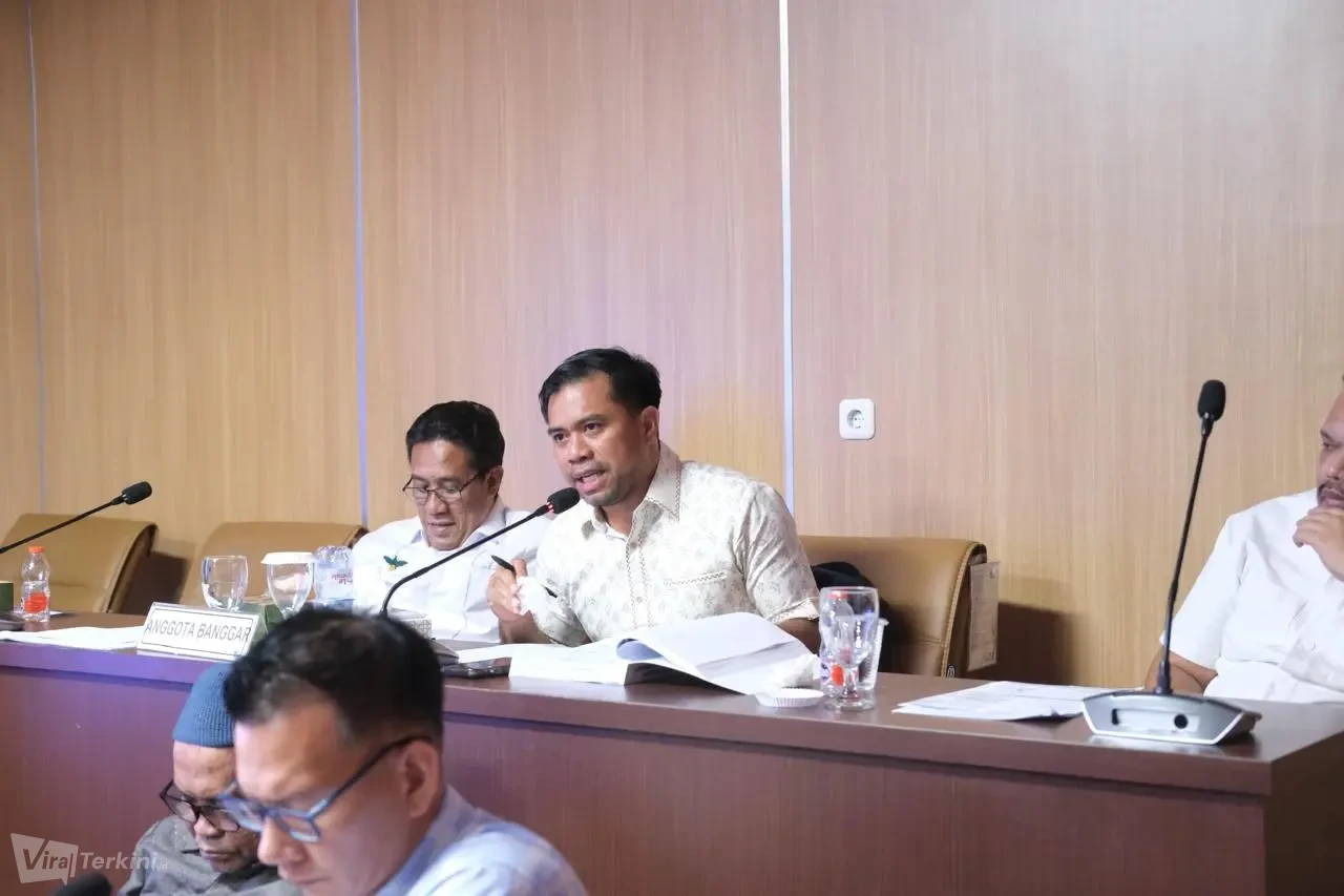 Sekretaris Komisi IV DPRD Malut, dr. Haryadi Ahmad, saat memberikan keterangan terkait kedaulatan Pulau Sain, Piyai, dan Kiyas dalam rapat bersama Biro Pemerintahan, Selasa (5/5/2026). Foto: ist