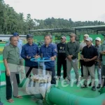 Bupati Halmahera Tengah Ikram M. Sangadji (tengah, berbaju biru tua) didampingi Wakil Bupati, Sekda, dan jajaran OPD memutar katup utama saat uji coba pengoperasian Water Treatment Plant (WTP) Fidi Jaya di Kota Weda, Sabtu (9/5/2026). Foto: dok. Pemda Halteng