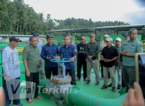 Bupati Halmahera Tengah Ikram M. Sangadji (tengah, berbaju biru tua) didampingi Wakil Bupati, Sekda, dan jajaran OPD memutar katup utama saat uji coba pengoperasian Water Treatment Plant (WTP) Fidi Jaya di Kota Weda, Sabtu (9/5/2026). Foto: dok. Pemda Halteng