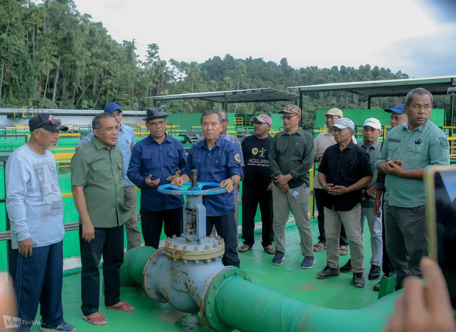 Bupati Halmahera Tengah Ikram M. Sangadji (tengah, berbaju biru tua) didampingi Wakil Bupati, Sekda, dan jajaran OPD memutar katup utama saat uji coba pengoperasian Water Treatment Plant (WTP) Fidi Jaya di Kota Weda, Sabtu (9/5/2026). Foto: dok. Pemda Halteng