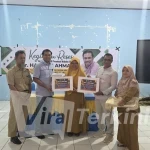 Sekretaris Komisi IV DPRD Maluku Utara dr. Haryadi Ahmad (kedua kiri) menyerahkan bantuan apresiasi secara simbolis kepada perwakilan SMAN 2 Halmahera Timur atas prestasi internasional di ajang TISF 2026 Malaysia, Senin (18/5/2026). Foto: ist